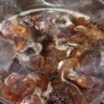 w garnku gotują się suszone grzyby