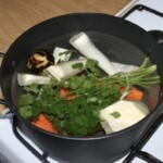 w garnku gotuj e się wywar z jarzyn