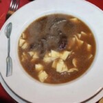 Wigilijna zupa grzybowa z suszonych grzybów podana z łazankami