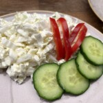 Surówka z kapusty pekińskiej z sosem czosnkowym na talerzu