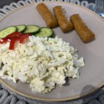 Surówka z kapusty pekińskiej z sosem czosnkowym podana na talerzu z cevapcici