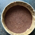 spód sernika przygotowany z masła i kakao