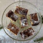 sernik mojej teściowej na kryształowej paterze w kawałkach