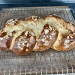 tsoureki chałka Wielkanocą z Grecji po upieczeniu