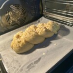 Tsoureki chałka wielkanocna z Grecji w trakcie pieczenia w piekarniku