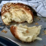 Tsoureki chałka wielkanocna z Grecji przerwana na połowę widać puszysty środek chałki