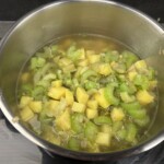 zupa z selera naciowego w garnku tuż przed miksowaniem