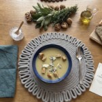 Zupa krem z selera naciowego w misce podana z grzankami i kawałkami sera pleśniowego