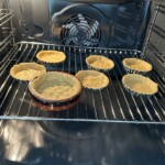 kruche ciasto w formach na tartaletki piecze się w piekarniku