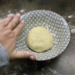 ciasto na podpłomyk spoczywa w misce