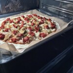 podpłomyk z ndują na ostro w trakcie pieczenia w piekarniku