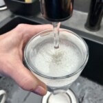 do szklanki z tapioką dolewana jest woda