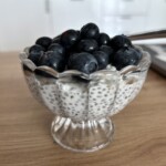 Pudding chia z tapioki w pucharku z dodatkiem borówek