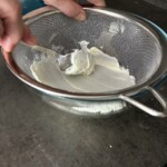 ricotta jest przecierana na sicie