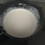 w rondelku gotuje się mleczko kokosowe