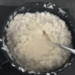 w rondelku gotuje się masa do ciasta Bounty