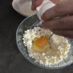 przygotowanie masy na kluski leniwe w misce