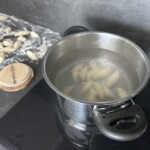 kluski leniwe gotują się w garnku