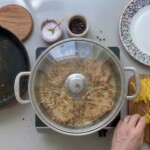 kotlety cygańskie duszą się w garnku w wodzie z dodatkiem smażonej cebuli