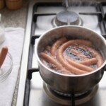 w garnku gotują się frankfurterki