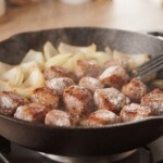 na patelni smaży się mięso pokrojone w kostkę