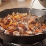mięso pokrojone w kostkę smaży się na patelni