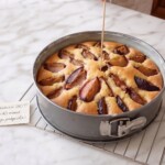 puszyste ciasto ze śliwkami pieczenie