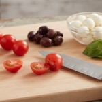 Sałatka z mozzarelli pomidorków i oliwek przygotowanie