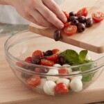 Sałatka z mozzarelli pomidorków i oliwek przygotowanie