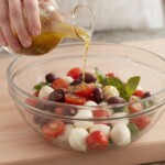 Sałatka z mozzarelli pomidorków i oliwek przygotowanie