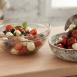 Sałatka z mozzarelli pomidorków i oliwek