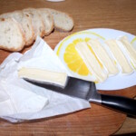 plastry sera Brie oraz kromki chleba