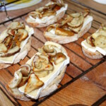 grzanki zapiekane z grzybami i serem brie