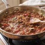 na dużej patelni smaży się sos do lasagne z mięsem