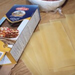 płaty makaronu lasagne na stole