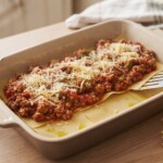 lasagne z mięsem w trakcie przygotowania