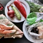 dzwonko łososia, groszek mrożony, papryka czerwona, cukinia,