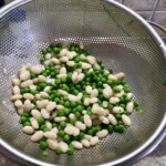 na sicie jest biała fasolka i groszek zielony